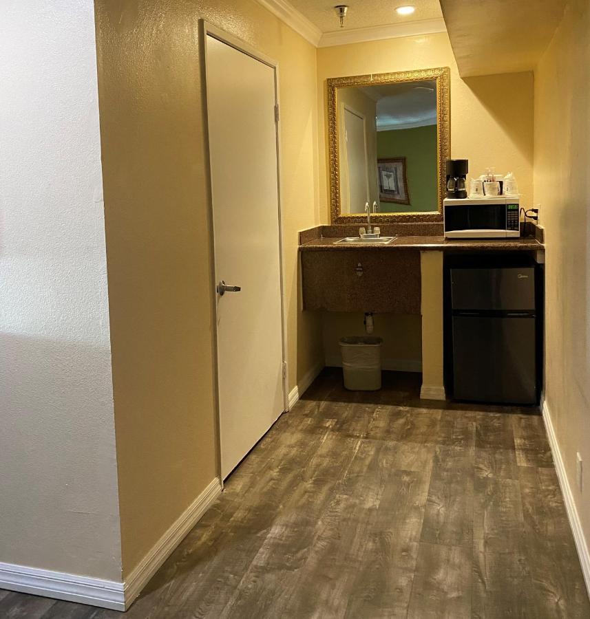 Travelodge By Wyndham Chatsworth Los Angeles Exterior photo